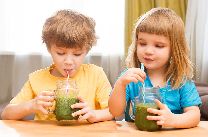 Enfants boivent smoothie spiruline